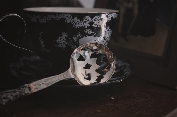 LIVELY GHOSTS HAUNTED HALLOWS TEA SPOON SILVER