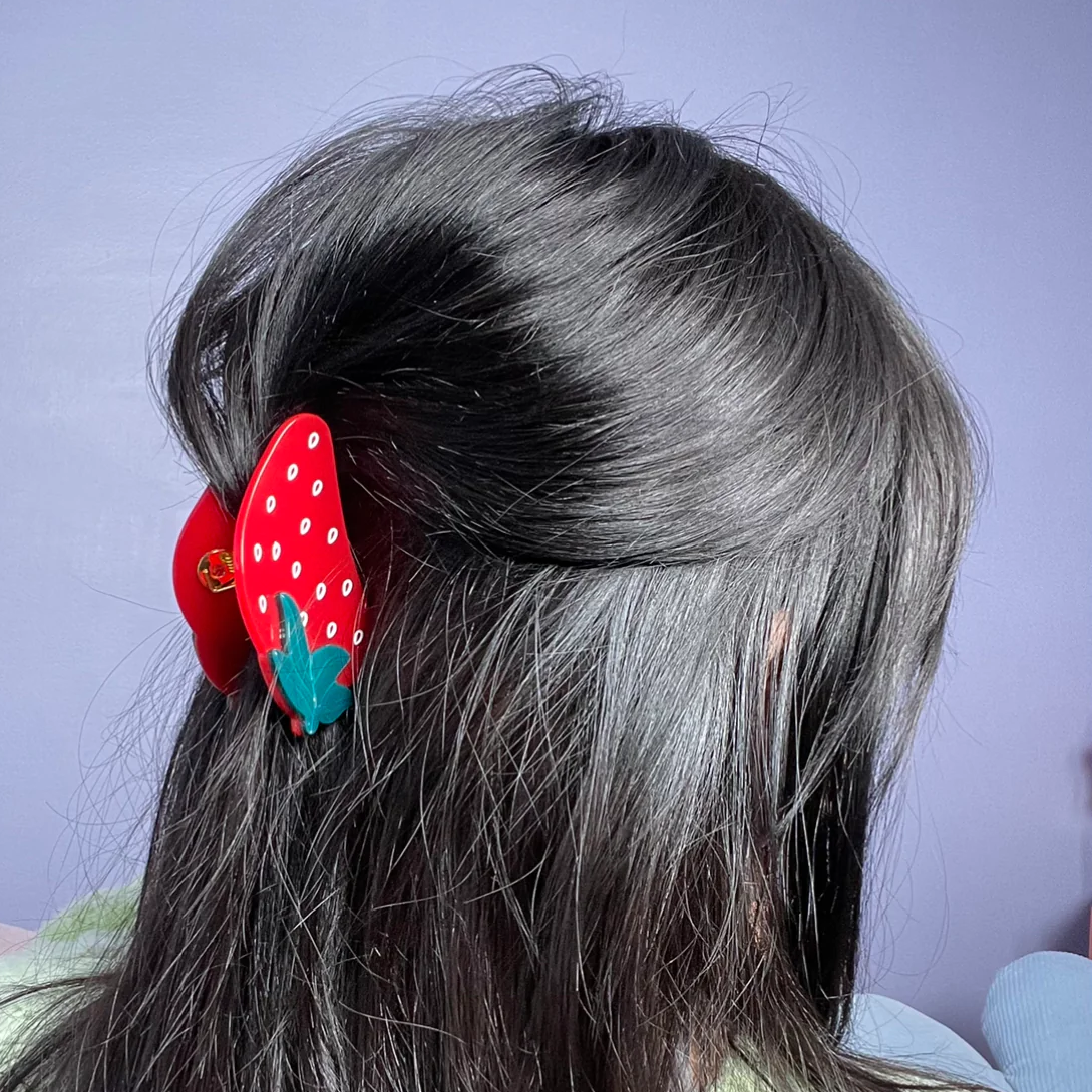 A SHOP OF THINGS STRAWBERRY CLAW HAIR CLIP