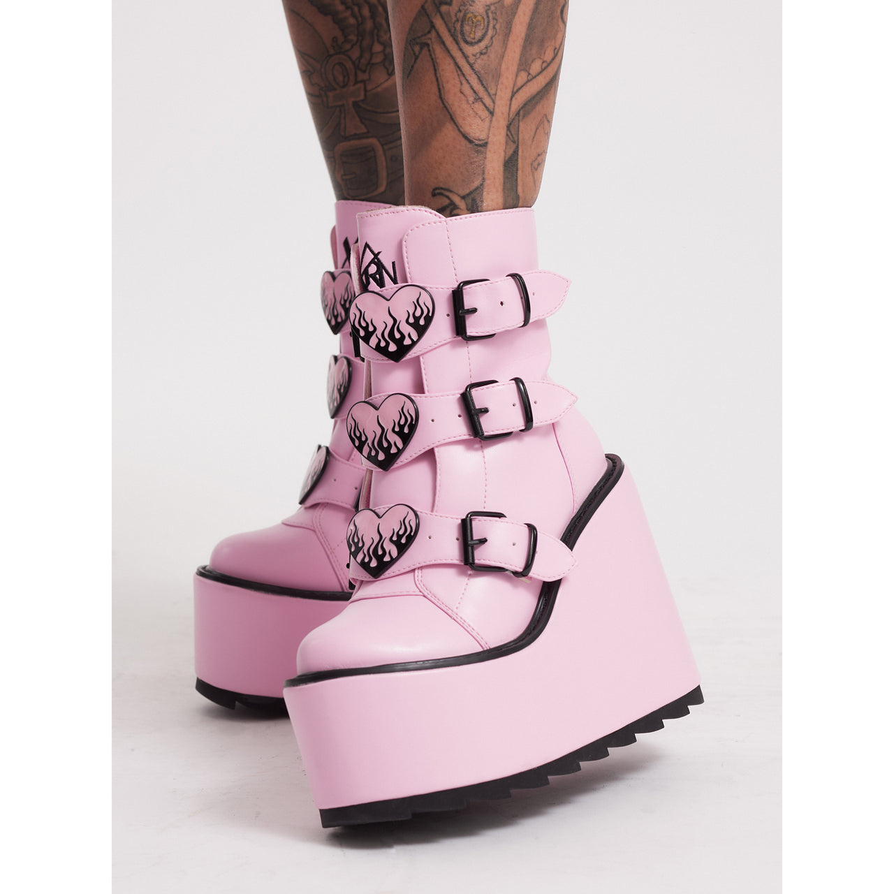 YRU DUNE LO HEARTS ON FIRE BOOTS PINK / BLACK